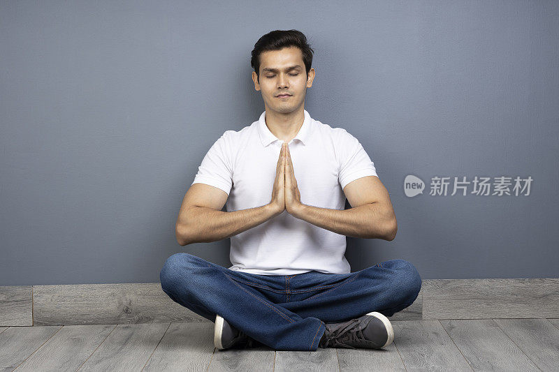 男人盘腿坐在地板上的stock photo